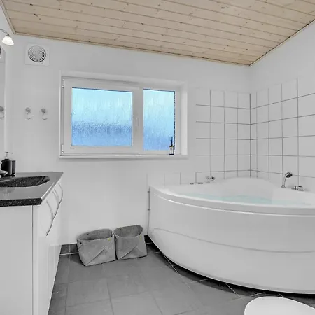 4 Bedroom Stunning In Løkken